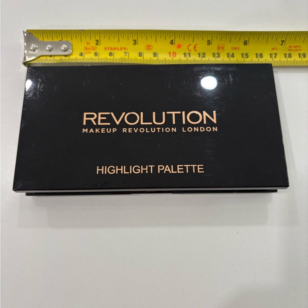 Makeup Revolution Highlight Palette - Black